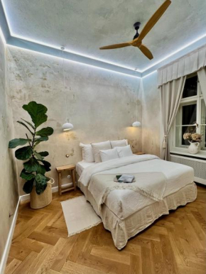 Wabi Sabi Nest w/ Garage